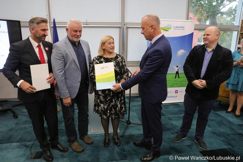 750 tys. zł przeznaczył Zarząd Województwa Lubuskiego dla jednostek Ochotniczych Straży Pożarnych, które brały udział w akcji gaśniczej hali z odpadami w zielonogórskim Przylepie.