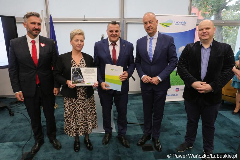 750 tys. zł przeznaczył Zarząd Województwa Lubuskiego dla jednostek Ochotniczych Straży Pożarnych, które brały udział w akcji gaśniczej hali z odpadami w zielonogórskim Przylepie.