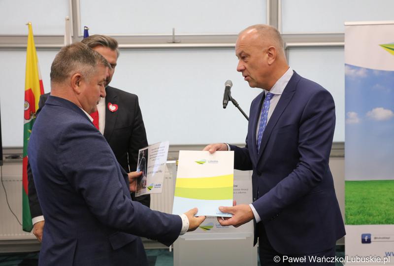 750 tys. zł przeznaczył Zarząd Województwa Lubuskiego dla jednostek Ochotniczych Straży Pożarnych, które brały udział w akcji gaśniczej hali z odpadami w zielonogórskim Przylepie.