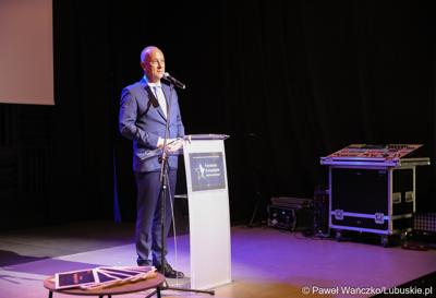 Członek Zarządu Województwa Lubuskiego Marcin Jabłoński przemawia podczas Gali Finałowej konkursu „Fundusze Europejskie warte zachodu” w Regionalnym Centrum Animacji Kultury w Zielonej Górze
