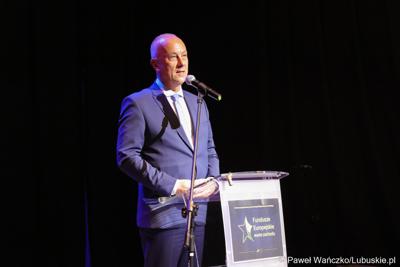 Członek Zarządu Województwa Lubuskiego Marcin Jabłoński przemawia podczas Gali Finałowej konkursu „Fundusze Europejskie warte zachodu” w Regionalnym Centrum Animacji Kultury w Zielonej Górze
