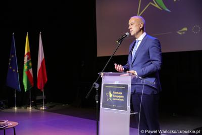 Członek Zarządu Województwa Lubuskiego Marcin Jabłoński przemawia podczas Gali Finałowej konkursu „Fundusze Europejskie warte zachodu” w Regionalnym Centrum Animacji Kultury w Zielonej Górze