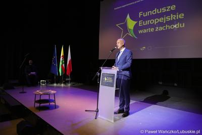 Członek Zarządu Województwa Lubuskiego Marcin Jabłoński przemawia podczas Gali Finałowej konkursu „Fundusze Europejskie warte zachodu” w Regionalnym Centrum Animacji Kultury w Zielonej Górze