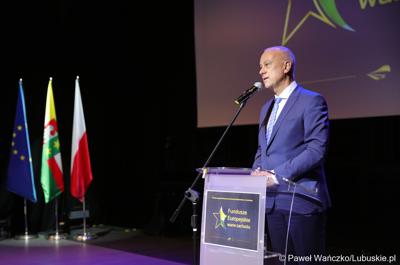 Członek Zarządu Województwa Lubuskiego Marcin Jabłoński przemawia podczas Gali Finałowej konkursu „Fundusze Europejskie warte zachodu” w Regionalnym Centrum Animacji Kultury w Zielonej Górze
