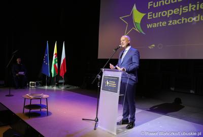 Członek Zarządu Województwa Lubuskiego Marcin Jabłoński przemawia podczas Gali Finałowej konkursu „Fundusze Europejskie warte zachodu” w Regionalnym Centrum Animacji Kultury w Zielonej Górze