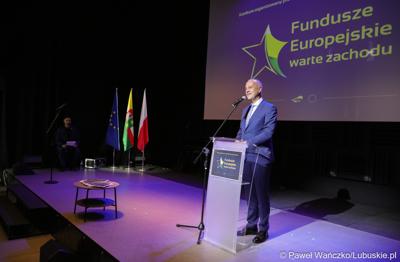 Członek Zarządu Województwa Lubuskiego Marcin Jabłoński przemawia podczas Gali Finałowej konkursu „Fundusze Europejskie warte zachodu” w Regionalnym Centrum Animacji Kultury w Zielonej Górze
