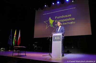 Członek Zarządu Województwa Lubuskiego Marcin Jabłoński przemawia podczas Gali Finałowej konkursu „Fundusze Europejskie warte zachodu” w Regionalnym Centrum Animacji Kultury w Zielonej Górze