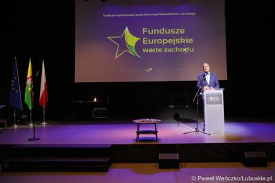 Członek Zarządu Województwa Lubuskiego Marcin Jabłoński przemawia podczas Gali Finałowej konkursu „Fundusze Europejskie warte zachodu” w Regionalnym Centrum Animacji Kultury w Zielonej Górze

