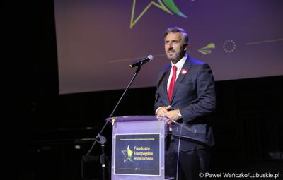 Poseł na Sejm RPO Waldemar Sługocki  przemawia podczas Gali Finałowej konkursu „Fundusze Europejskie warte zachodu” w Regionalnym Centrum Animacji Kultury w Zielonej Górze