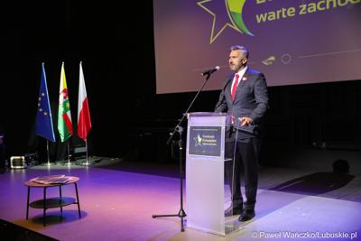 Poseł na Sejm RPO Waldemar Sługocki przemawia podczas Gali Finałowej konkursu „Fundusze Europejskie warte zachodu” w Regionalnym Centrum Animacji Kultury w Zielonej Górze
