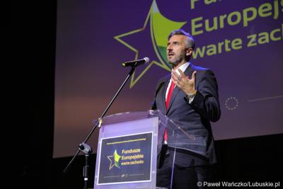 Poseł na Sejm RPO Waldemar Sługocki  przemawia podczas Gali Finałowej konkursu „Fundusze Europejskie warte zachodu” w Regionalnym Centrum Animacji Kultury w Zielonej Górze