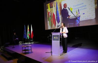 Dyr Departamentu Instytucji Zarządzającej UMWL Sylwia Pędzińska przemawia podczas Gali Finałowej konkursu „Fundusze Europejskie warte zachodu” w Regionalnym Centrum Animacji Kultury w Zielonej Górze
