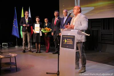 Poseł na Sejm RP Waldemar Sługocki (w środku) oraz Członek Zarządu Województwa Lubuskiego Marcin Jabłoński (drugi z prawej) z laureatami konkursu „Fundusze Europejskie warte zachodu”