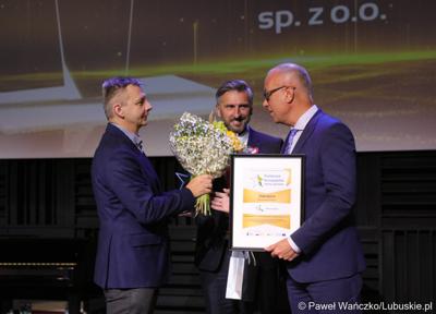 Poseł na Sejm RP Waldemar Sługocki oraz Członek Zarządu Województwa Lubuskiego Marcin Jabłoński wręczają nagrody laureatom konkursu „Fundusze Europejskie warte zachodu” podczas Gali Finałowej w Regionalnym Centrum Animacji Kultury w Zielonej Górze