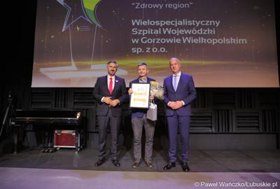 Poseł na Sejm RP Waldemar Sługocki (z lewej) oraz Członek Zarządu Województwa Lubuskiego Marcin Jabłoński (z prawej) z laureatem konkursu „Fundusze Europejskie warte zachodu”