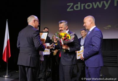Poseł na Sejm RP Waldemar Sługocki (w środku) oraz Członek Zarządu Województwa Lubuskiego Marcin Jabłoński (z prawej) wręczają nagrodę z laureatom konkursu „Fundusze Europejskie warte zachodu”