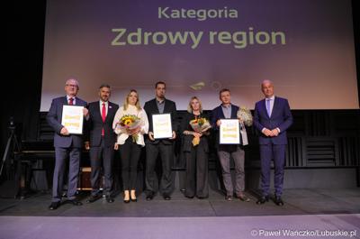 Poseł na Sejm RP Waldemar Sługocki (drugi z lewej) oraz Członek Zarządu Województwa Lubuskiego Marcin Jabłoński (z prawej) z laureatami konkursu „Fundusze Europejskie warte zachodu”