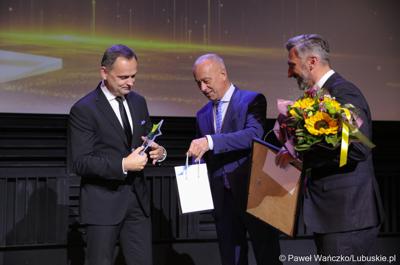 Poseł na Sejm RP Waldemar Sługocki (z prawej) oraz Członek Zarządu Województwa Lubuskiego Marcin Jabłoński (w środku) wręczają nagrodę z laureatom konkursu „Fundusze Europejskie warte zachodu”