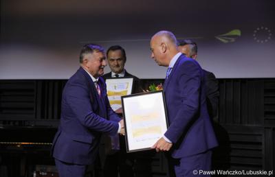 Członek Zarządu Województwa Lubuskiego Marcin Jabłoński gratuluje laureatom konkursu „Fundusze Europejskie warte zachodu”
