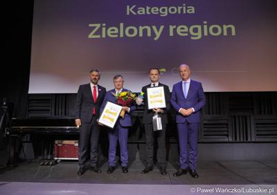 Poseł na Sejm RP Waldemar Sługocki (z lewej) oraz Członek Zarządu Województwa Lubuskiego Marcin Jabłoński (z prawej) z laureatami konkursu „Fundusze Europejskie warte zachodu”