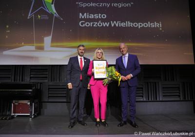 Poseł na Sejm RP Waldemar Sługocki (z lewej) oraz Członek Zarządu Województwa Lubuskiego Marcin Jabłoński (z prawej) z laureatką konkursu „Fundusze Europejskie warte zachodu”