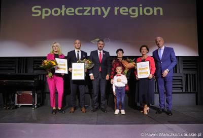 Poseł na Sejm RP Waldemar Sługocki (w środku) oraz Członek Zarządu Województwa Lubuskiego Marcin Jabłoński (z prawej) z laureatami konkursu „Fundusze Europejskie warte zachodu”