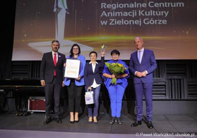Poseł na Sejm RP Waldemar Sługocki (z lewej) oraz Członek Zarządu Województwa Lubuskiego Marcin Jabłoński (z prawej) z laureatami konkursu „Fundusze Europejskie warte zachodu”
