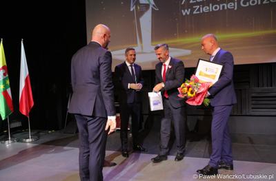 Poseł na Sejm RP Waldemar Sługocki oraz Członek Zarządu Województwa Lubuskiego Marcin Jabłoński wręczają nagrody laureatom konkursu „Fundusze Europejskie warte zachodu” podczas Gali Finałowej w Regionalnym Centrum Animacji Kultury w Zielonej Górze
