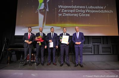 Poseł na Sejm RP Waldemar Sługocki (z lewej) oraz Członek Zarządu Województwa Lubuskiego Marcin Jabłoński (z prawej) z laureatami konkursu „Fundusze Europejskie warte zachodu”