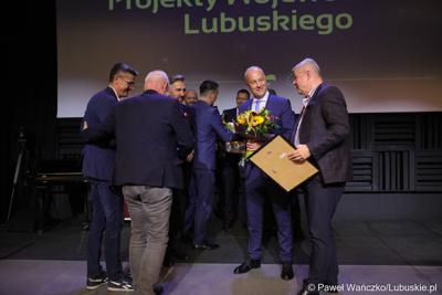 Poseł na Sejm RP Waldemar Sługocki oraz Członek Zarządu Województwa Lubuskiego Marcin Jabłoński wręczają nagrody laureatom konkursu „Fundusze Europejskie warte zachodu” podczas Gali Finałowej w Regionalnym Centrum Animacji Kultury w Zielonej Górze
