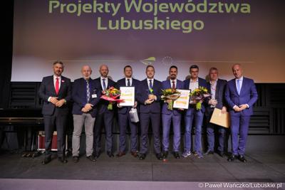 Poseł na Sejm RP Waldemar Sługocki (z lewej) oraz Członek Zarządu Województwa Lubuskiego Marcin Jabłoński (z prawej) z laureatami konkursu „Fundusze Europejskie warte zachodu”