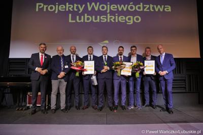 Poseł na Sejm RP Waldemar Sługocki (z lewej) oraz Członek Zarządu Województwa Lubuskiego Marcin Jabłoński (z prawej) z laureatami konkursu „Fundusze Europejskie warte zachodu”