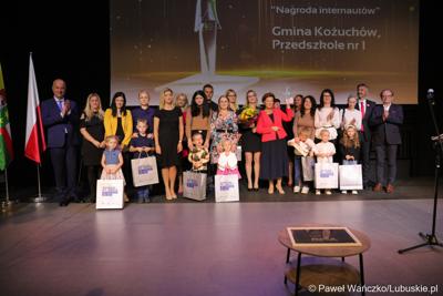 Poseł na Sejm RP Waldemar Sługocki (drugi z prawej) oraz Członek Zarządu Województwa Lubuskiego Marcin Jabłoński (z lewej) z laureatami konkursu „Fundusze Europejskie warte zachodu”