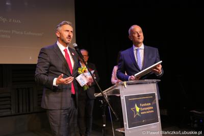 Poseł na Sejm RP Waldemar Sługocki (z lewej) oraz Członek Zarządu Województwa Lubuskiego Marcin Jabłoński podczas Gali Finałowej konkursu „Fundusze Europejskie warte zachodu” w Regionalnym Centrum Animacji Kultury w Zielonej Górze
