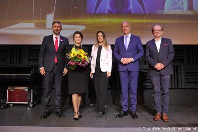 Poseł na Sejm RP Waldemar Sługocki (z lewej) oraz Członek Zarządu Województwa Lubuskiego Marcin Jabłoński (drugi z prawej) z laureatami konkursu „Fundusze Europejskie warte zachodu”