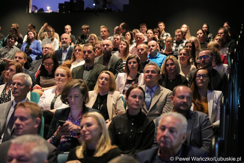 Uczestnicy Gali Finałowej konkursu „Fundusze Europejskie warte zachodu” w Regionalnym Centrum Animacji Kultury w Zielonej Górze