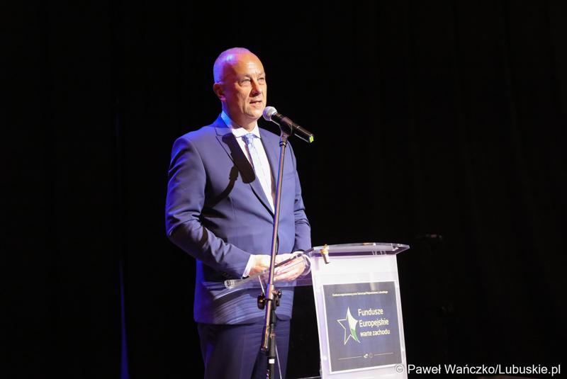 Członek Zarządu Województwa Lubuskiego Marcin Jabłoński przemawia podczas Gali Finałowej konkursu „Fundusze Europejskie warte zachodu” w Regionalnym Centrum Animacji Kultury w Zielonej Górze