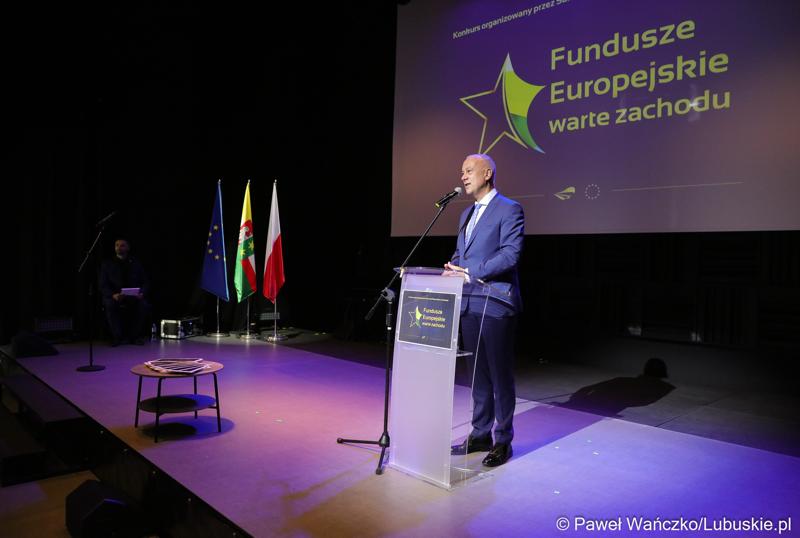 Członek Zarządu Województwa Lubuskiego Marcin Jabłoński przemawia podczas Gali Finałowej konkursu „Fundusze Europejskie warte zachodu” w Regionalnym Centrum Animacji Kultury w Zielonej Górze