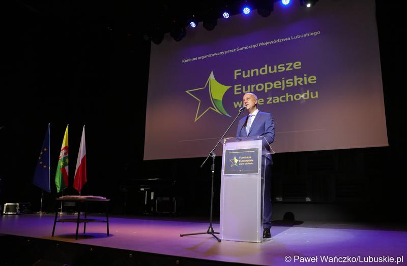 Członek Zarządu Województwa Lubuskiego Marcin Jabłoński przemawia podczas Gali Finałowej konkursu „Fundusze Europejskie warte zachodu” w Regionalnym Centrum Animacji Kultury w Zielonej Górze