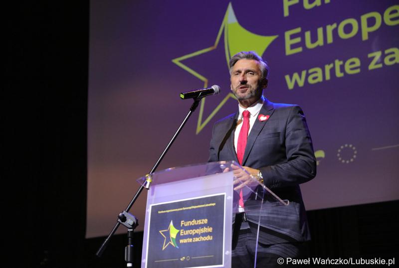 Poseł na Sejm RP Waldemar Sługocki przemawia podczas Gali Finałowej konkursu „Fundusze Europejskie warte zachodu” w Regionalnym Centrum Animacji Kultury w Zielonej Górze