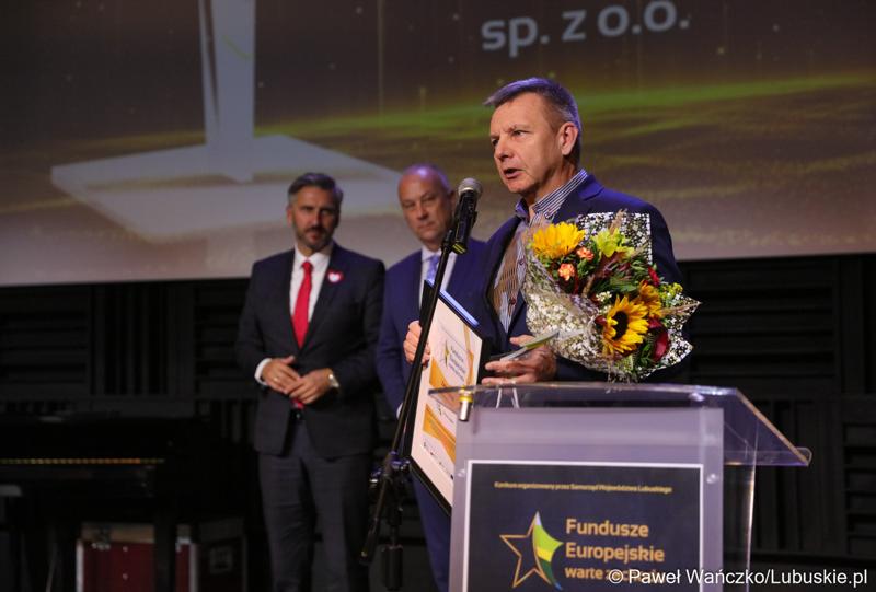Wiceprezes gorzowskiego szpitala Robert Surowiec (przy mikrofonie). Z tyłu Poseł na Sejm RP Waldemar Sługocki (w środku) oraz Członek Zarządu Województwa Lubuskiego Marcin Jabłoński