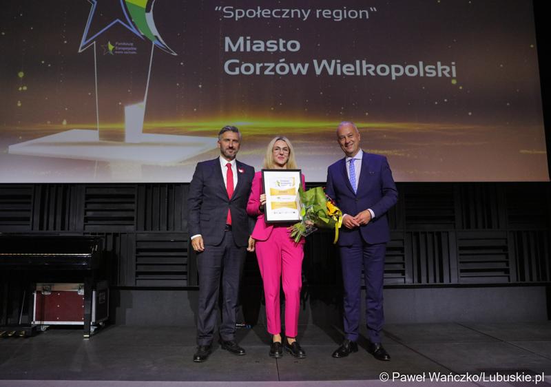 Poseł na Sejm RP Waldemar Sługocki (z lewej) oraz Członek Zarządu Województwa Lubuskiego Marcin Jabłoński (z prawej) z laureatką konkursu „Fundusze Europejskie warte zachodu”