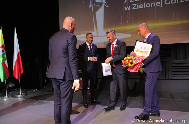 Poseł na Sejm RP Waldemar Sługocki oraz Członek Zarządu Województwa Lubuskiego Marcin Jabłoński wręczają nagrody laureatom konkursu „Fundusze Europejskie warte zachodu” podczas Gali Finałowej w Regionalnym Centrum Animacji Kultury w Zielonej Górze