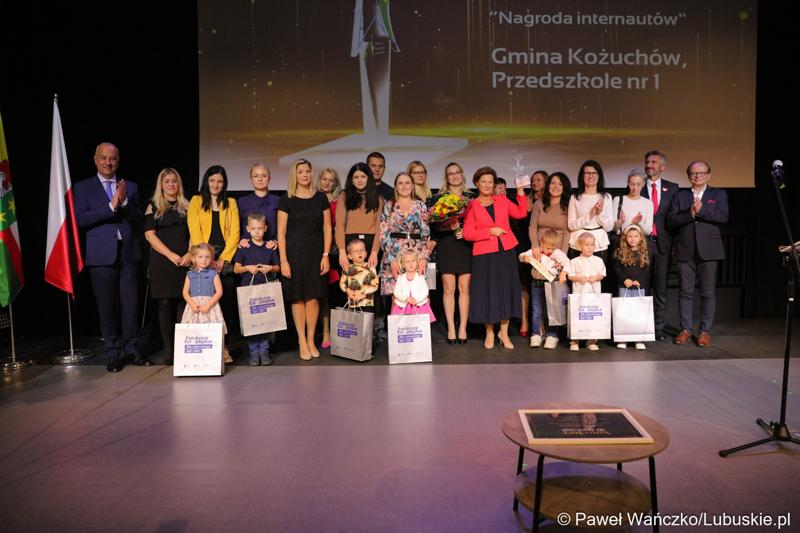 Poseł na Sejm RP Waldemar Sługocki (drugi z prawej) oraz Członek Zarządu Województwa Lubuskiego Marcin Jabłoński (z lewej) z laureatami konkursu „Fundusze Europejskie warte zachodu”