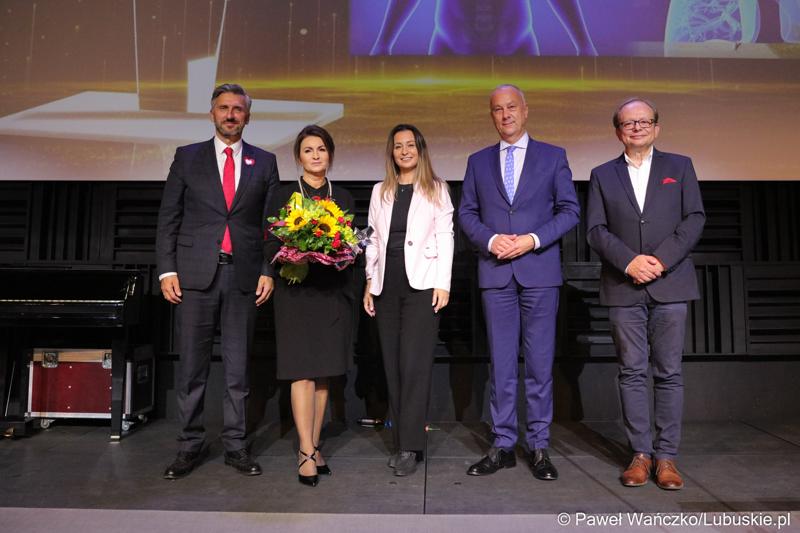 Poseł na Sejm RP Waldemar Sługocki (z lewej) oraz Członek Zarządu Województwa Lubuskiego Marcin Jabłoński (drugi z prawej) z laureatami konkursu „Fundusze Europejskie warte zachodu”