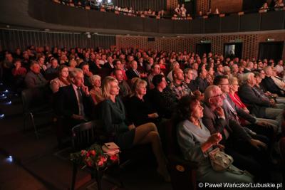 Publiczność w Lubuskim Teatrze Występ podczas jubileuszu 70-lecia istnienia Lubuskiego Zespołu Pieśni i Tańca 