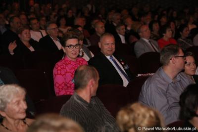 Posłana na Sejm RP Katarzyna Osos oraz Senator Robert Dowhan podczas jubileuszu 70-lecia istnienia Lubuskiego Zespołu Pieśni i Tańca. 