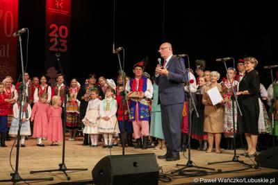 Wicemarszałek Stanisław Tomczyszyn przemawia podczas Jubileuszu Lubuskiego Zespołu Pieśni i Tańca w Lubuskim Teatrze
