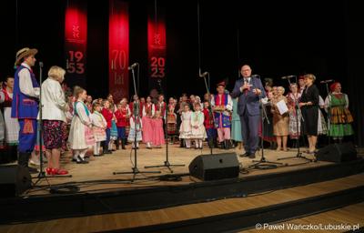 Wicemarszałek Stanisław Tomczyszyn przemawia podczas Jubileuszu Lubuskiego Zespołu Pieśni i Tańca w Lubuskim Teatrze