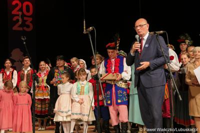 Wicemarszałek Stanisław Tomczyszyn przemawia podczas Jubileuszu Lubuskiego Zespołu Pieśni i Tańca w Lubuskim Teatrze
